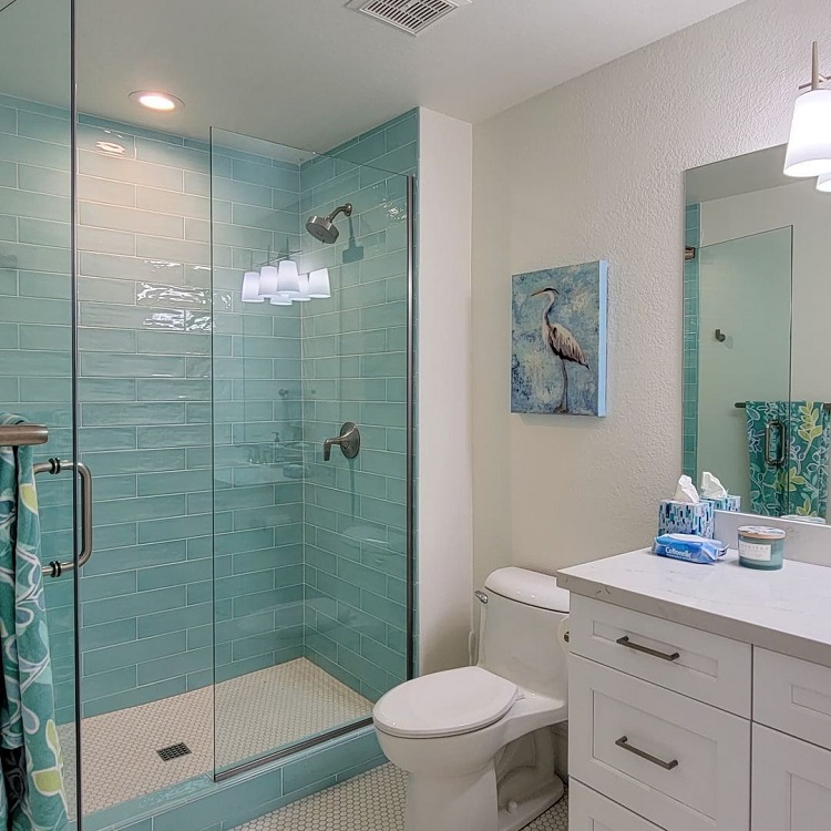 Contoh kamar mandi coastal, Sumber: thespruce.com