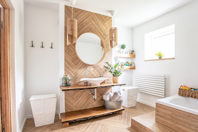 Kamar mandi simple dengan aksen kayu, Sumber: ronalbathrooms.com