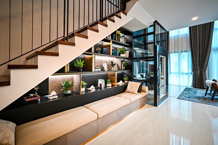 Ruang bawah tangga untuk penyimpanan tanaman  indoor, Sumber: pexels.com